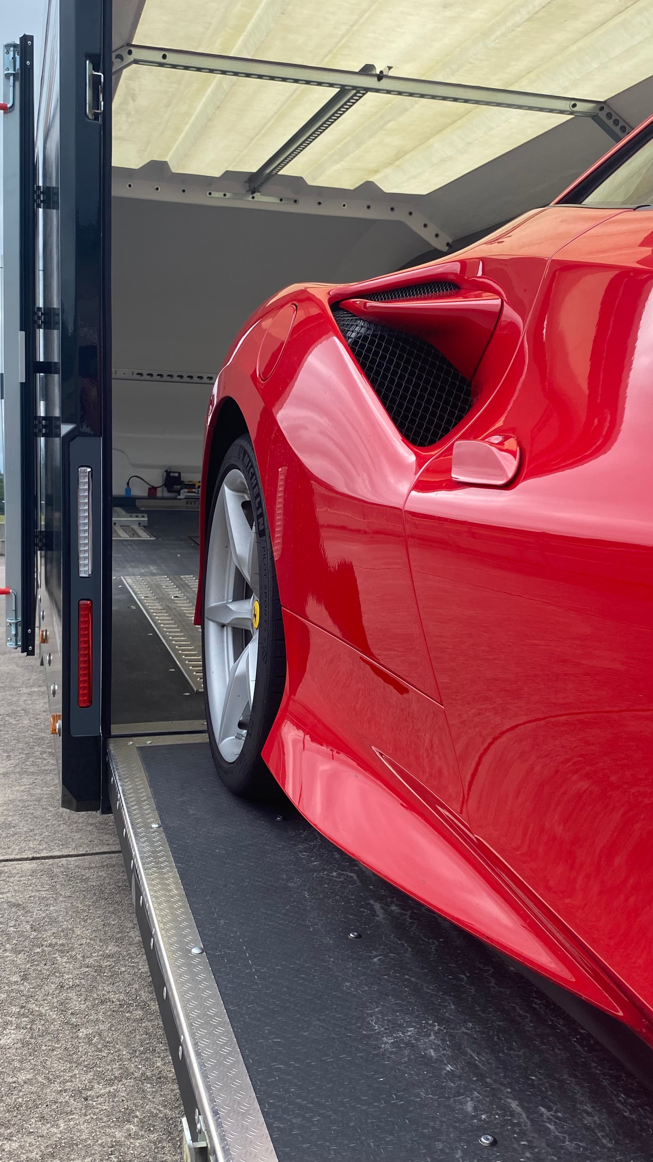 Ferrari F8 Tributo rouge transportée par Delta Driving - Transport de véhicules de prestige