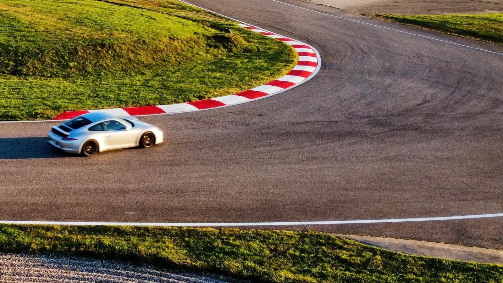 Porsche 911 sur circuit vue aérienne