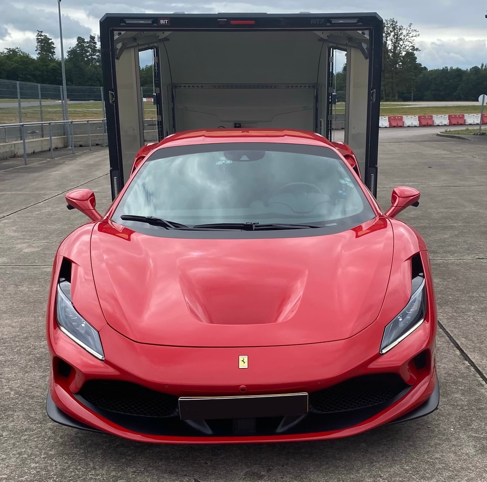 Ferrari F8 Tributo rouge - Vue avant du moteur V8 biturbo